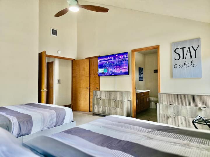 Pumzika katika chumba cha kupumzikia chenye televisheni tayari, zulia laini na vitu vya kukaribisha ambavyo vinasema "kaa kwa muda."