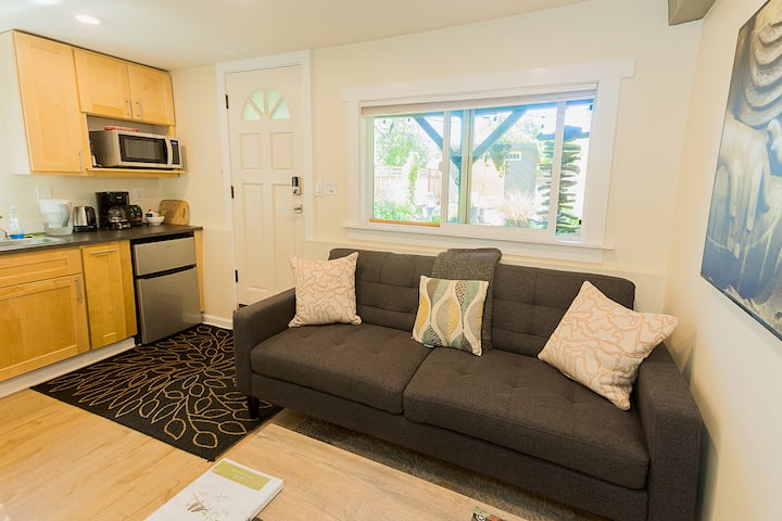 Private Entry Suite Stylish & Cute W Kitchenette - Seattle, WA