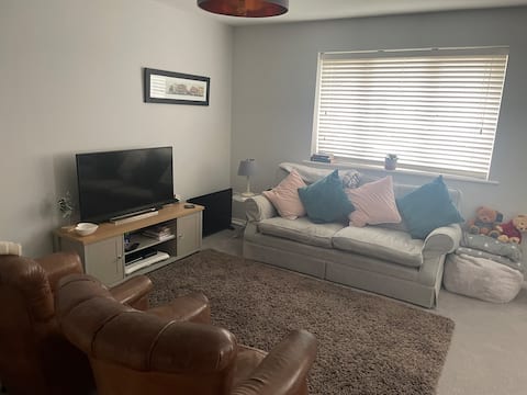 Successful Airbnb property: Central Windsor, quiet apartment with parking in Eton