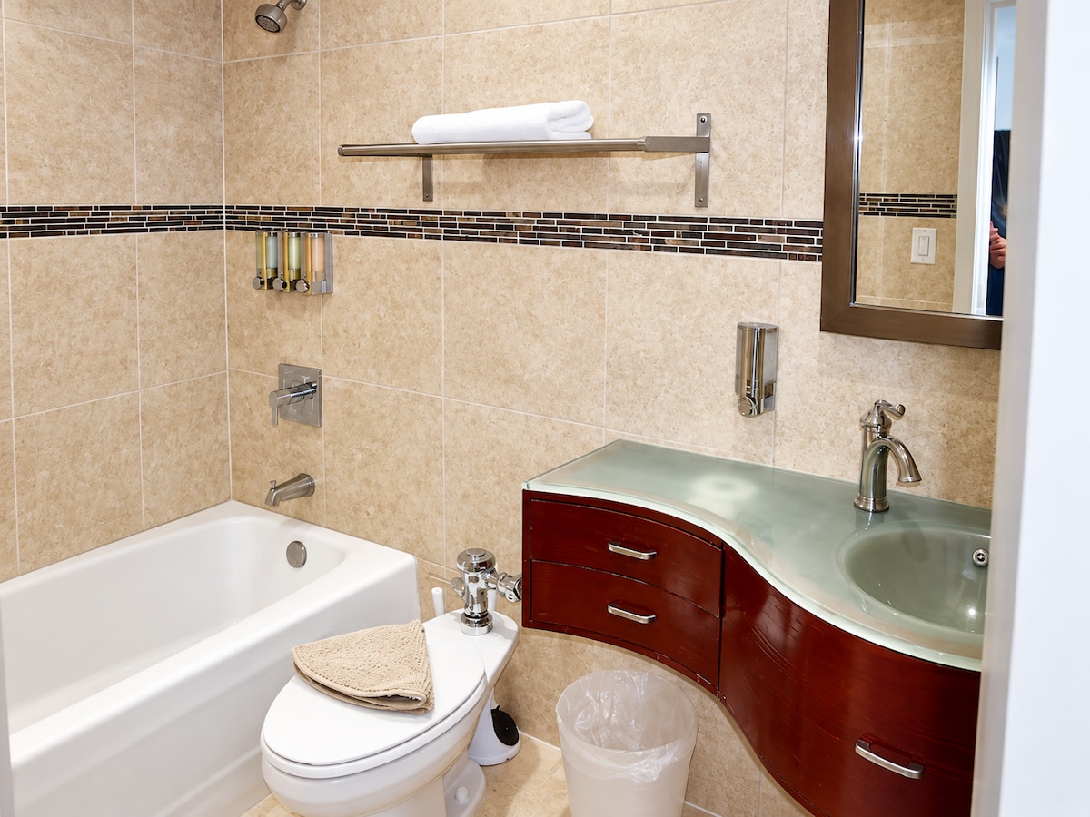 Oceanfront 2 beds/Bayview with parking A16