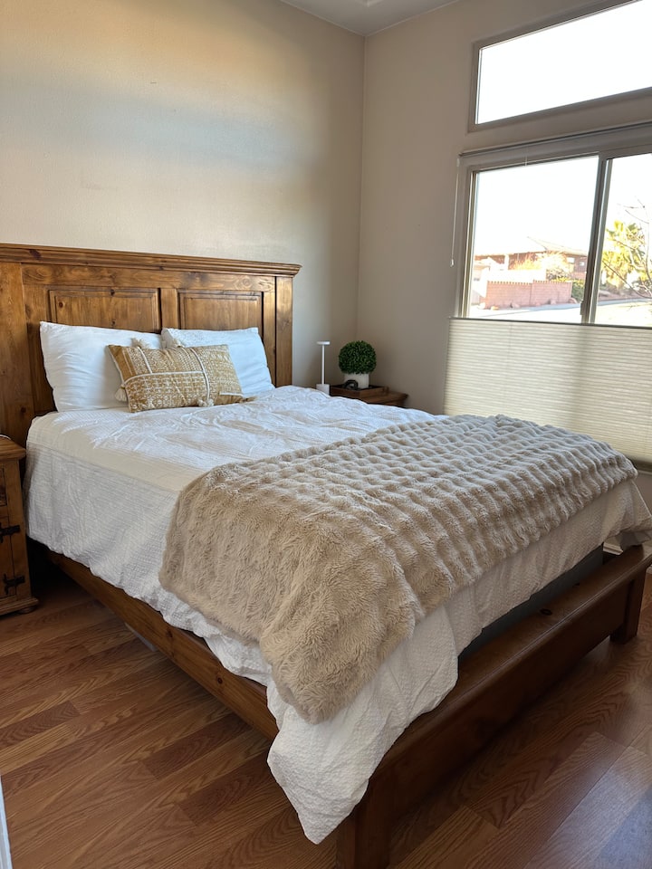 标准双人床，配有波西米亚风格的装饰。 这间卧室配有Roku电视。