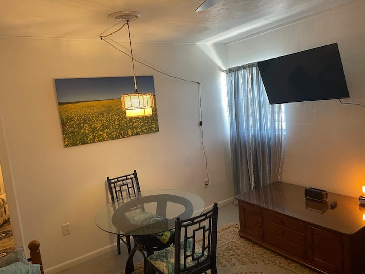 客厅设有带两把椅子的餐厅、一张大咖啡桌、电视、智能电视、挂在墙上、躺椅和一张日光浴床，如果您想睡在客厅