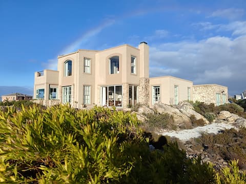 Klipwerf. Betty's Bay.  400m to the beach!