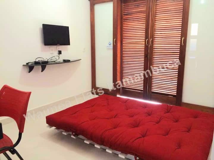 Apartmán Sunset pre päť osôb – má dve spálne (jedna s vlastnou kúpeľňou) so stropnými ventilátormi, priestor na grilovanie so súkromnou sprchou, kuchyňu so sporákom, rúrou, mikrovlnnou rúrou, chladničkou, riadom a kuchynským náčiním, obývaciu izbu s televízorom a balkón s hojdacou sieťou.