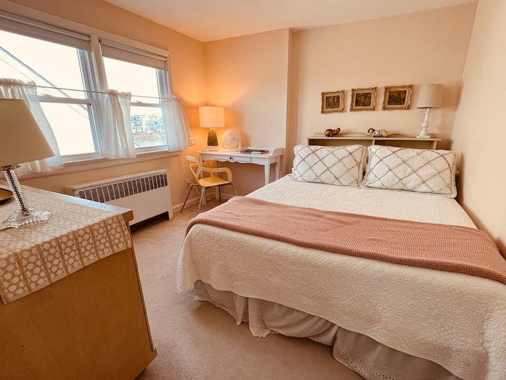 ห้องนอนชั้น 2 พร้อมเตียงควีนไซส์ตู้เสื้อผ้าโต๊ะทำงานและตู้เสื้อผ้า 