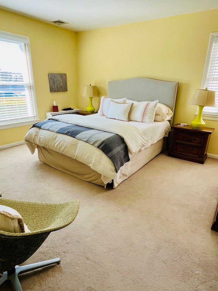 ห้องนอนตั้งอยู่บนชั้นแรก เตียงควีนไซส์ทีวีตู้เสื้อผ้า 2 ตู้วิวทะเลสาบ 