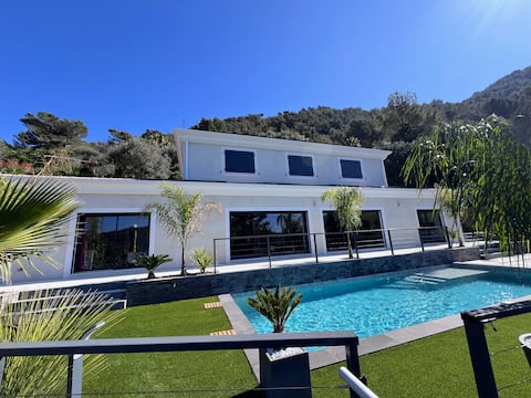 contemporary villa between Nice and Villefranche-sur-Mer