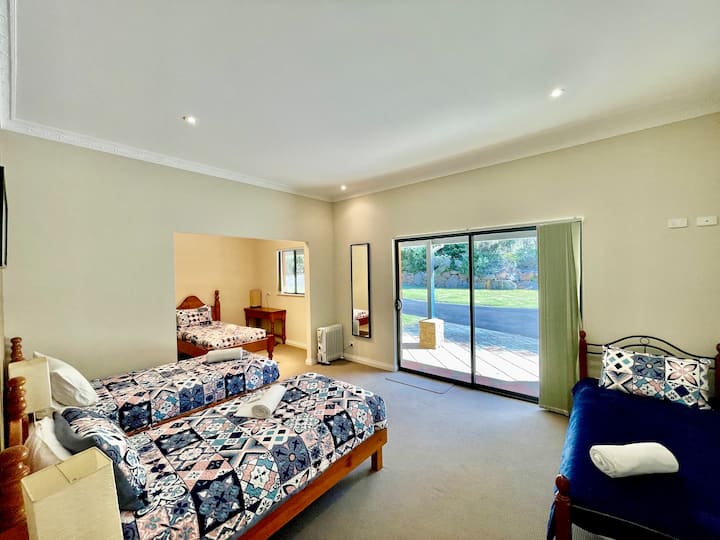 Spoločná spálňa s 5 samostatnými lôžkami. Ideálne pre deti alebo skupinu priateľov.