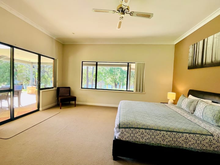 Apartmán Master s manželskou posteľou King a vlastnou kúpeľňou s toaletou. Kompletné s výhľadom na jazero.