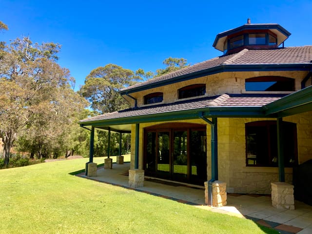 Harmony Forest Lakeside Lodge 5 bedrooms & Spa’s