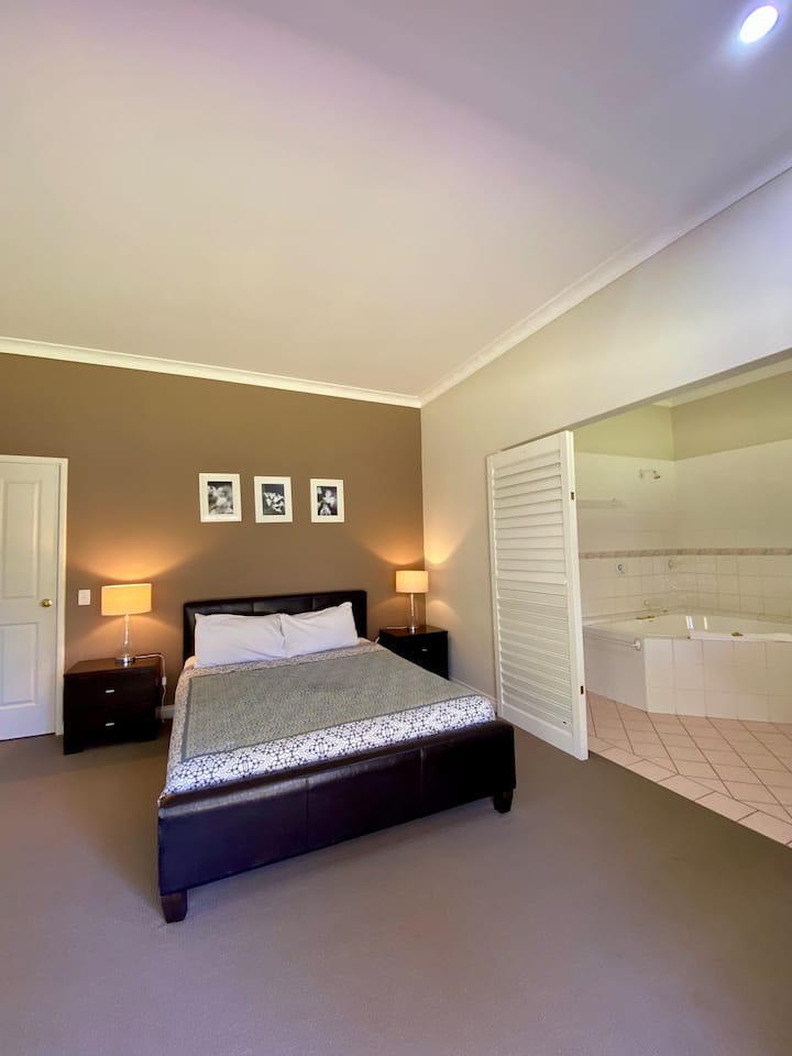 Jedna z 3 izieb s manželskou posteľou Queen a vlastnou kúpeľňou 