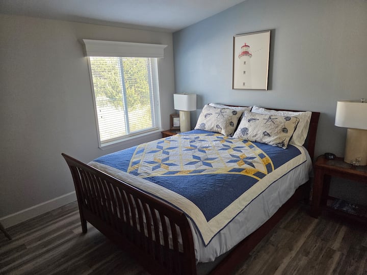 房子东侧的舒适标准双人床卧室，紧邻第二间全功能卫生间。 