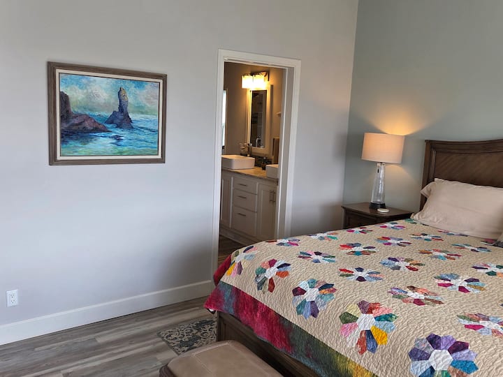 主卧室设有全套卫生间和步入式衣柜，位于房子的海边。