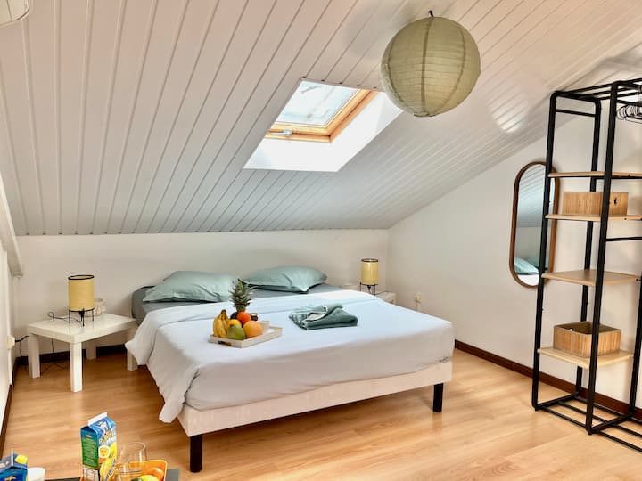 Luftkonditionerat sovrum med dubbelsäng på mezzaninen med 160 cm säng (queen size)