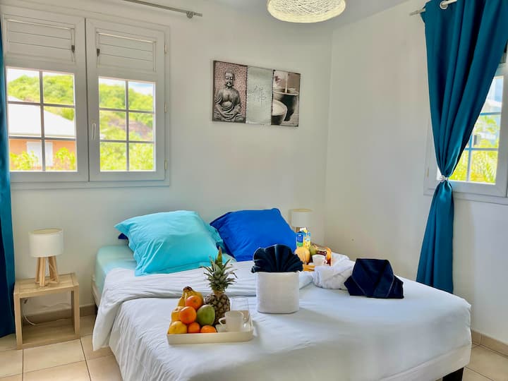 Luftkonditionerat sovrum med dubbelsäng (160 cm) möjlighet att konvertera till 2 enkelsängar (90 cm)