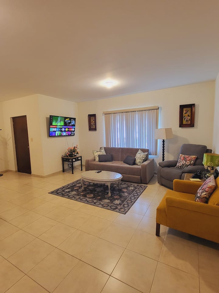 Televisheni janja ya LG 55", accès à Amazon Prime Video et Disney Plus, canapé convertible électrique, climatisation. Simu kwa ajili ya kupiga simu nchini Meksiko, Marekani na Kanada bila gharama ya ziada. *Tafadhali Kumbuka: Viti vya mikono vimefunikwa kwa ajili ya usafi wa ziada.
