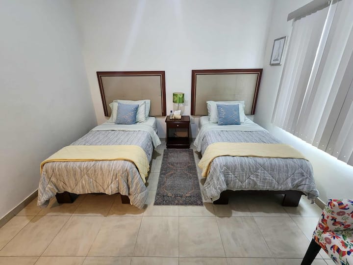 Vitanda viwili vya mtu mmoja mmoja, mashuka ya pamba na mito ya starehe yenye viwango tofauti vya starehe kwa ajili ya starehe yako. Kumbuka: Inawezekana kubadilisha seti ya vitanda, lakini kila kitu kina ubora sawa.