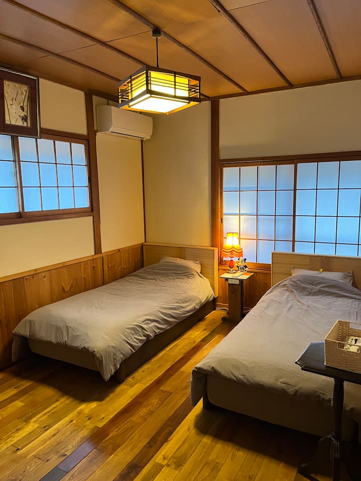 2 single beds
Accommodates up to 3 people with extra futons and floor mattresses