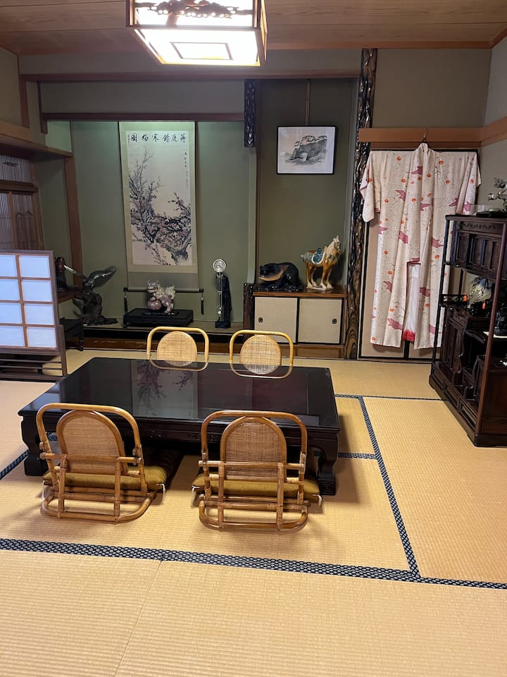 It is an old Japanese house made from an old Japanese house, tokonoma, a seminar, a rim side, and an old Japanese house.