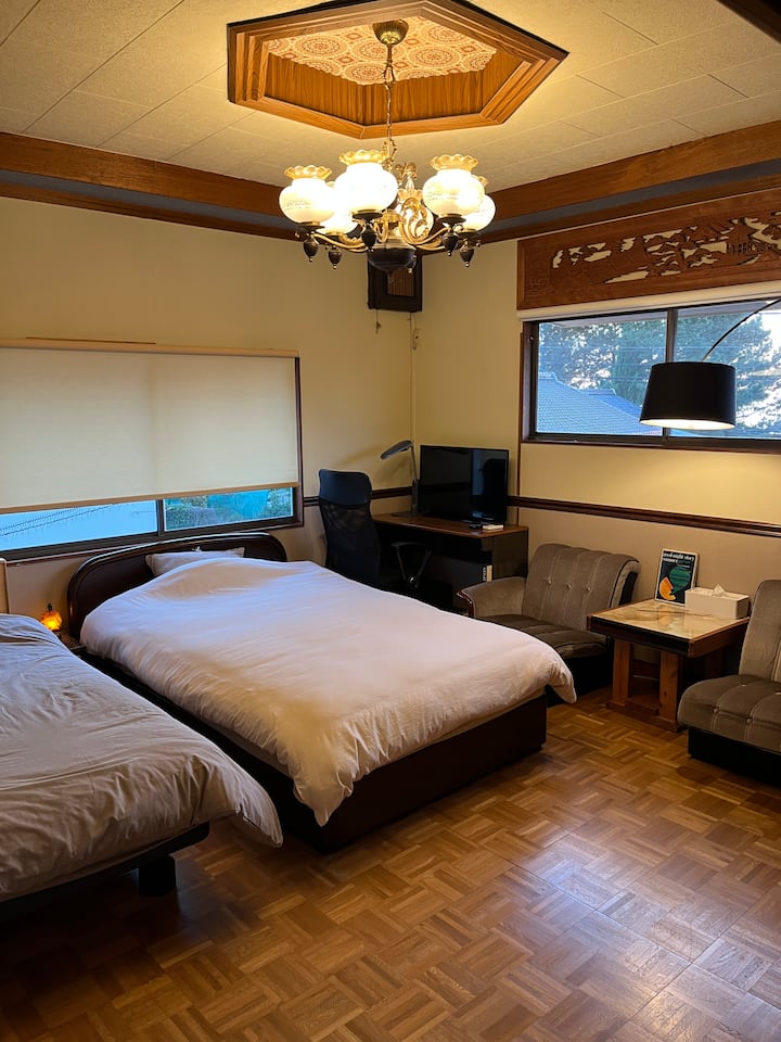 Semi-double bed Single bed　

It can accommodate up to 3 people with an extra futon and a floor mattress.

Sofa, TV (can also be used as a computer monitor)