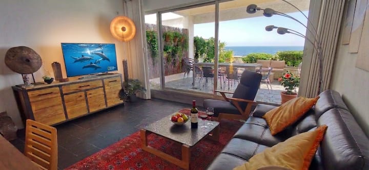 Cómoda sala de estar que da a una gran terraza con vista a la playa. Sala de estar y mesa de jardín para aprovechar al máximo la terraza. Parrilla y plancha. Vea los videos de la visita al apartamento en vamosalaplaya.xyz (Apartamento 1)