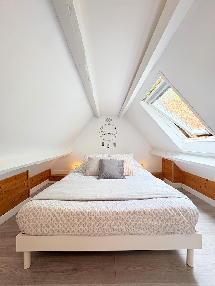 The bedroom, on the mezzanine (very cocooning); 2 person bed, 140x190