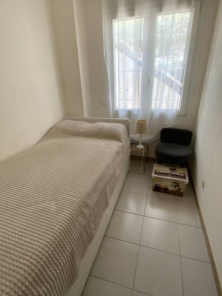 Dhomë gjumi e vogël në katin përdhes (krevat 90 cm) me dollap të integruar