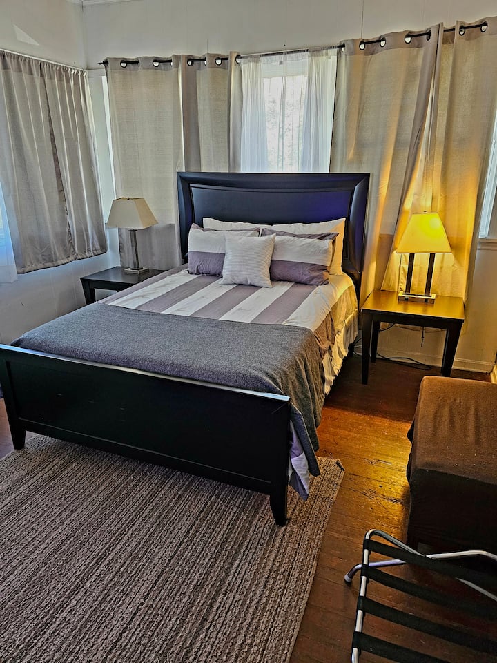 Spavaća soba s bračnim krevetom