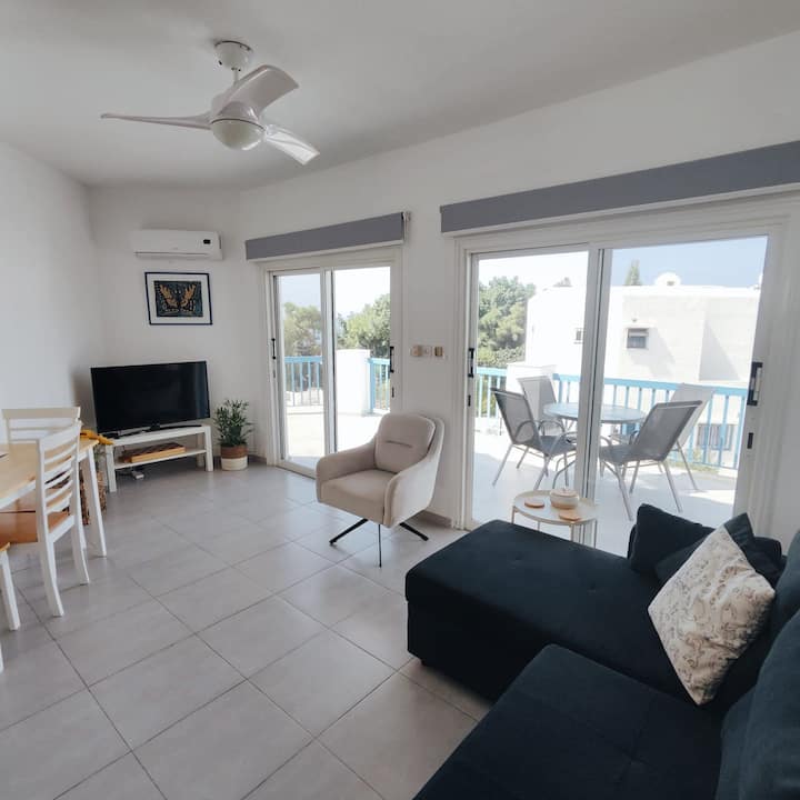 Modern 1 Bedroom Apartment With Stunning Sea Views - Пафос