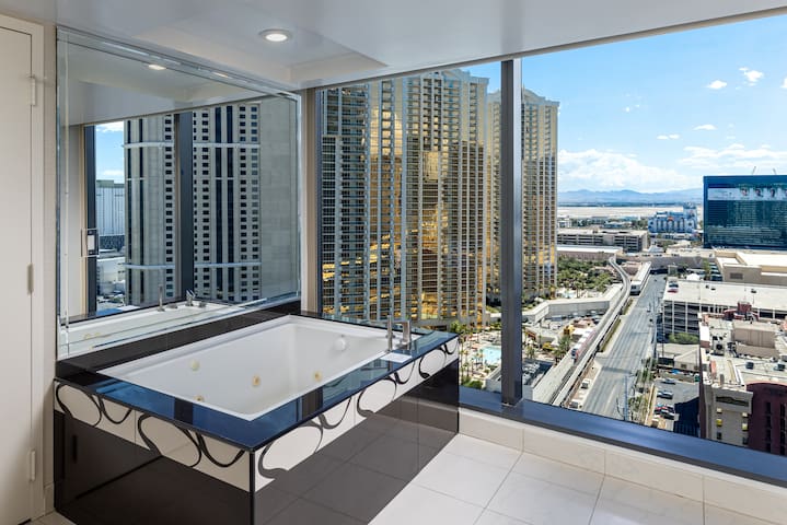 Center Strip | Jacuzzi Spa Suite + Panoramic View