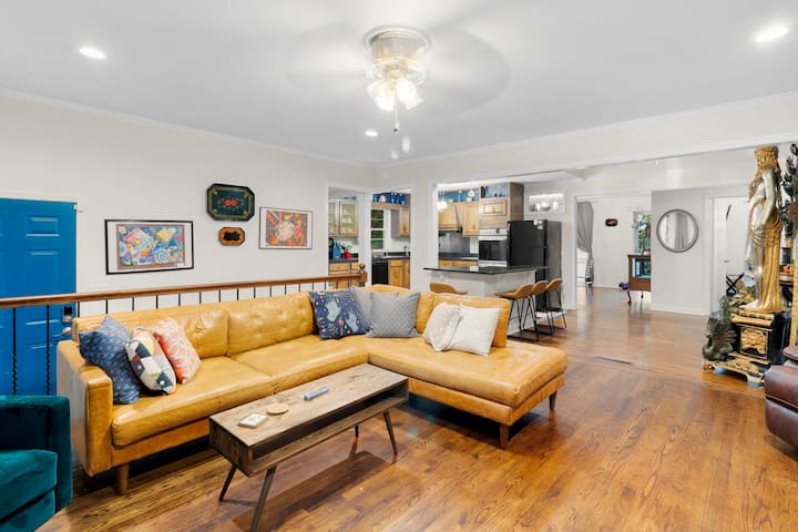 Spacious Open Floor Plan. 5 Beds. 5 Tvs & Art - Fayetteville, NC