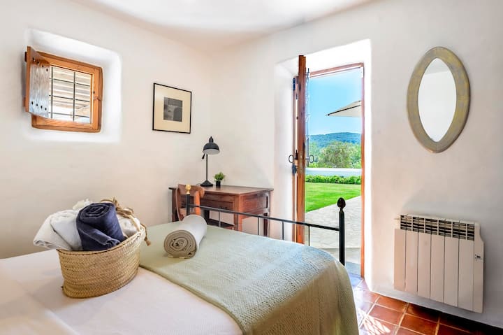 ห้องนอนชั้นล่างพร้อมทางเข้าออกกลางแจ้ง