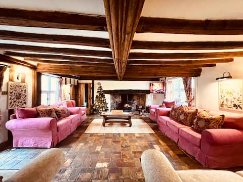 Luxury Farmhouse with pool table nr Southwold