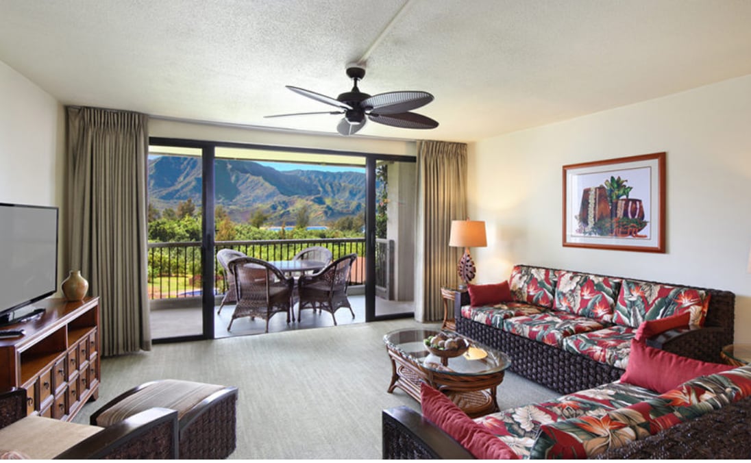 Priestranná obývacia izba s televízorom, pracovným stolom a sklápacou posteľou (nezobrazené)
POZNÁMKA: Táto fotka je z jednotky na poschodí. Váš kondomínium bude mať terasu, ktorá vedie von na zelenú trávu. Všetky kondomíniá sú zariadené rovnako, 