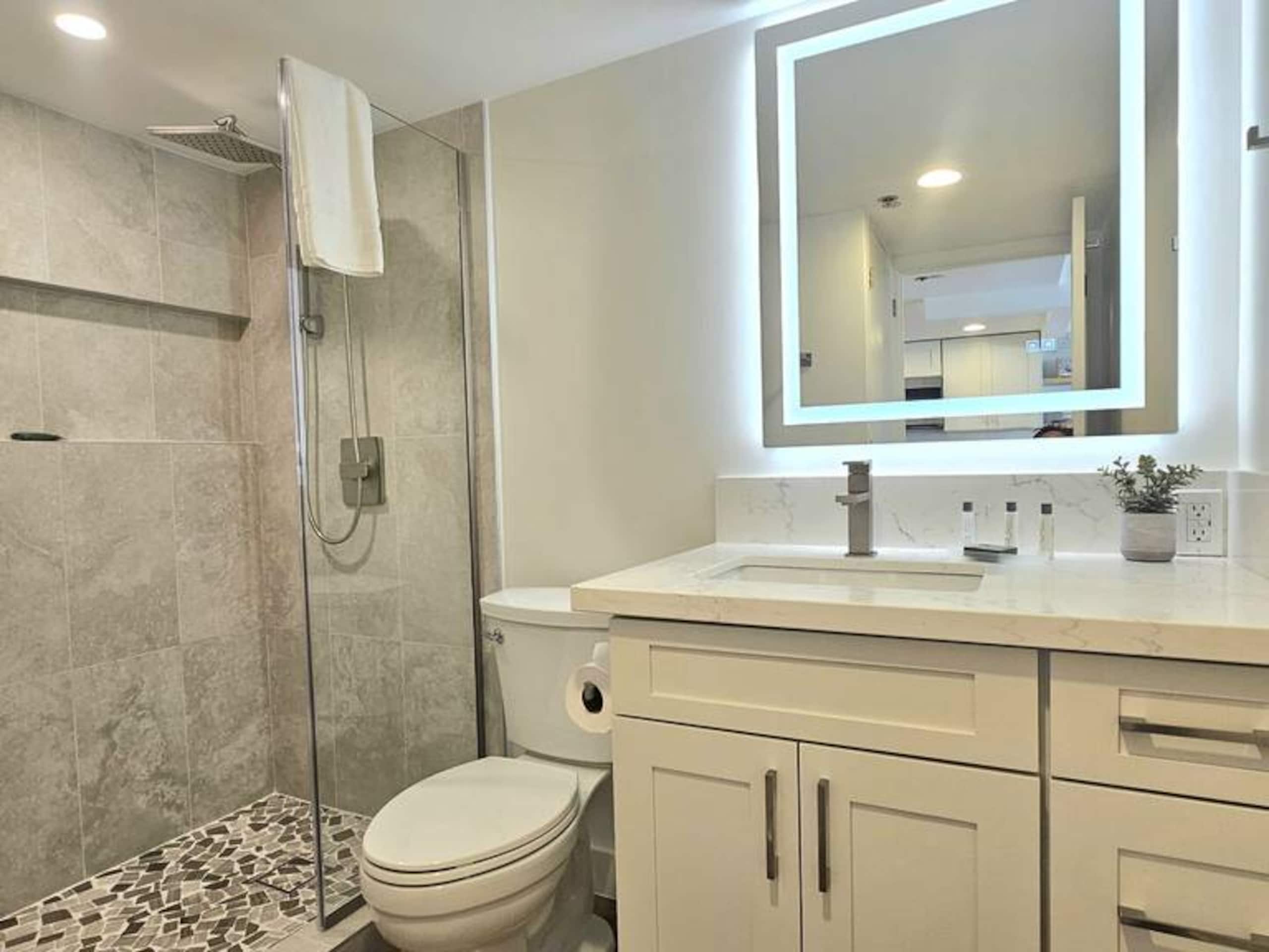 Condo in Honolulu · ★4.91 · Studio · 2 beds · 1 private bath - Image 7