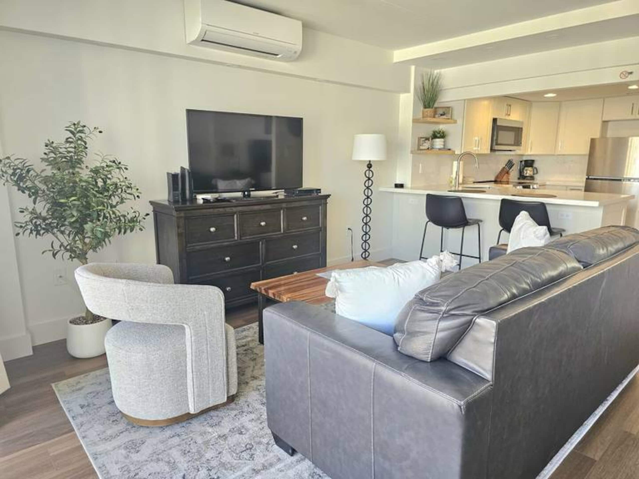 Condo in Honolulu · ★4.91 · Studio · 2 beds · 1 private bath - Image 3