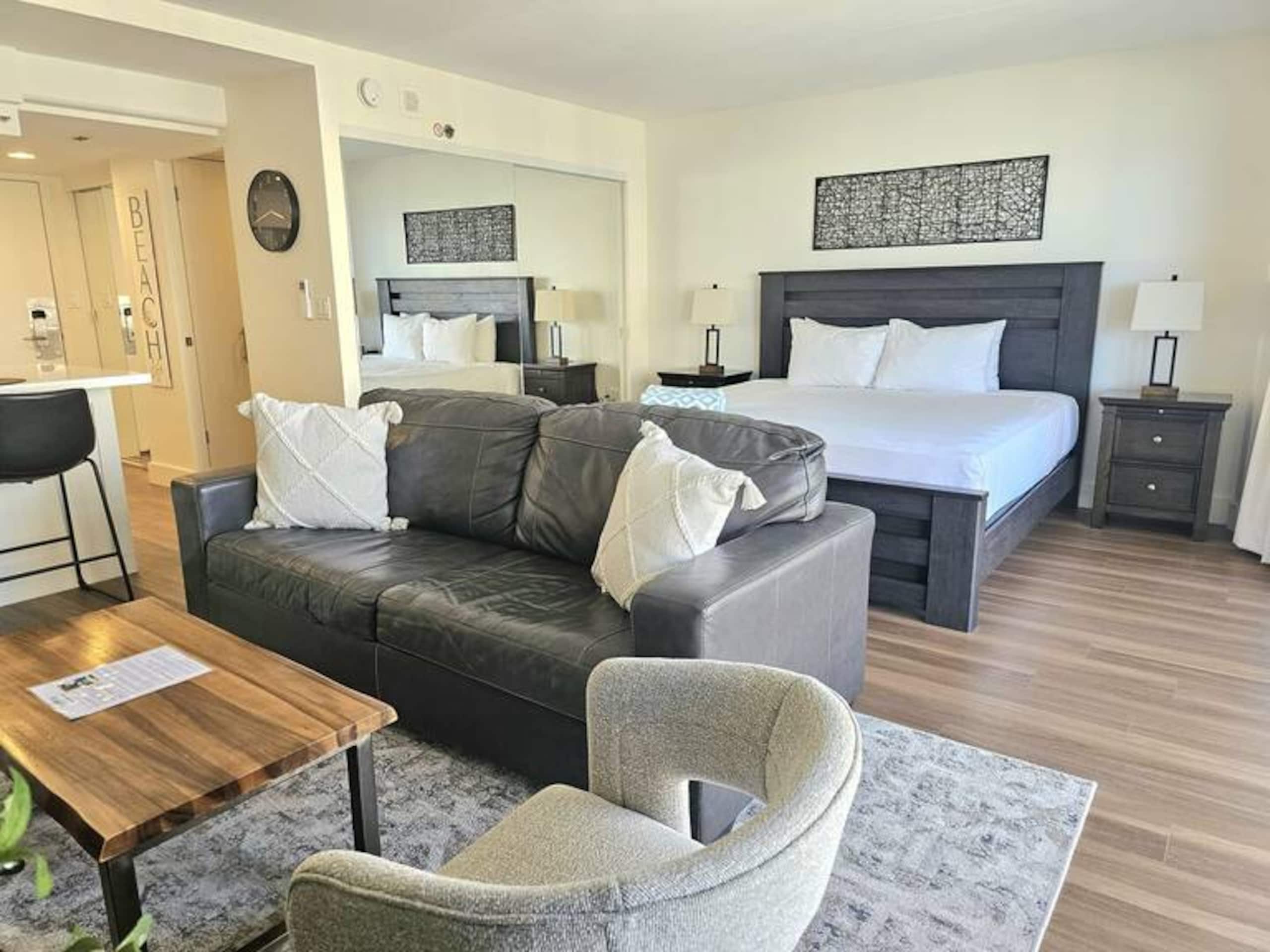 Condo in Honolulu · ★4.91 · Studio · 2 beds · 1 private bath - Image 9