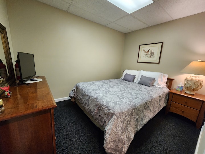 Მე-3 საძინებელში არის საწოლი „Queen“ და Roku ‑ ზე დაფუძნებული ტელევიზია 