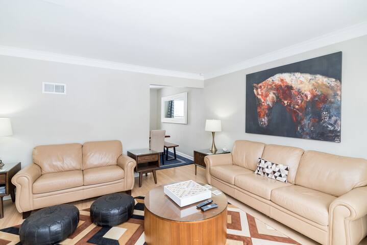 Academy/Wellington, 5 beds, 4 Big TV’s, parking gallery image 3