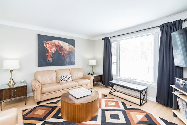 Academy/Wellington, 5 beds, 4 Big TV’s, parking gallery image 2