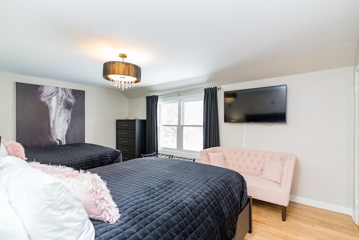 There are two Queen beds with new pillow top mattresses, Goose down duvets, 4 pillows per bed and a 50 inch Smart TV for Netflix and all the local cable shows. South facing for beautiful natural light. The theme is classic elegance / posh comfort.