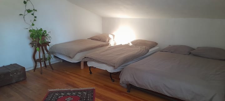 El dormitorio 4 es un altillo sobre el salón. Encontrará 1 cama de 140 y 2 camas de 90