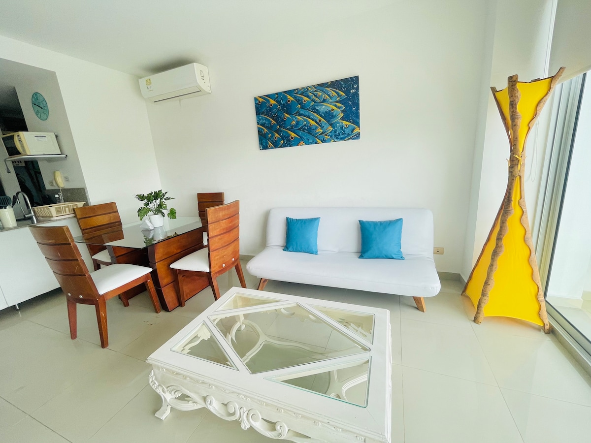 Всекидневна: разтегателен диван – телевизор – климатик – интернет.