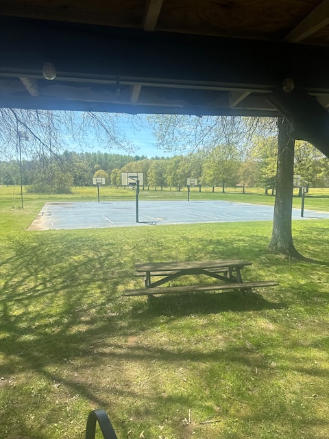 Cabin on the courts: 2 Bedroom, quiet and clean.