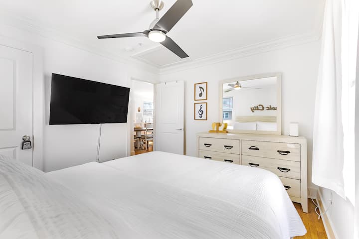 Manželská posteľ v druhej spálni. Priestranné a svetlé