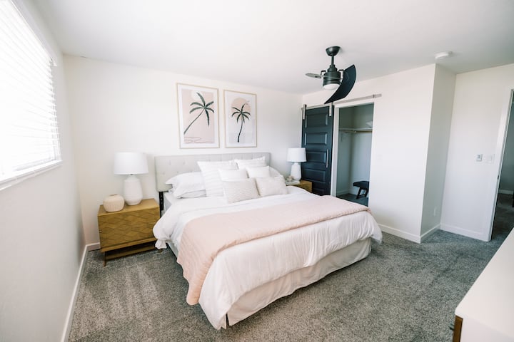 Master room with en-suite bathroom & walk-in closet.