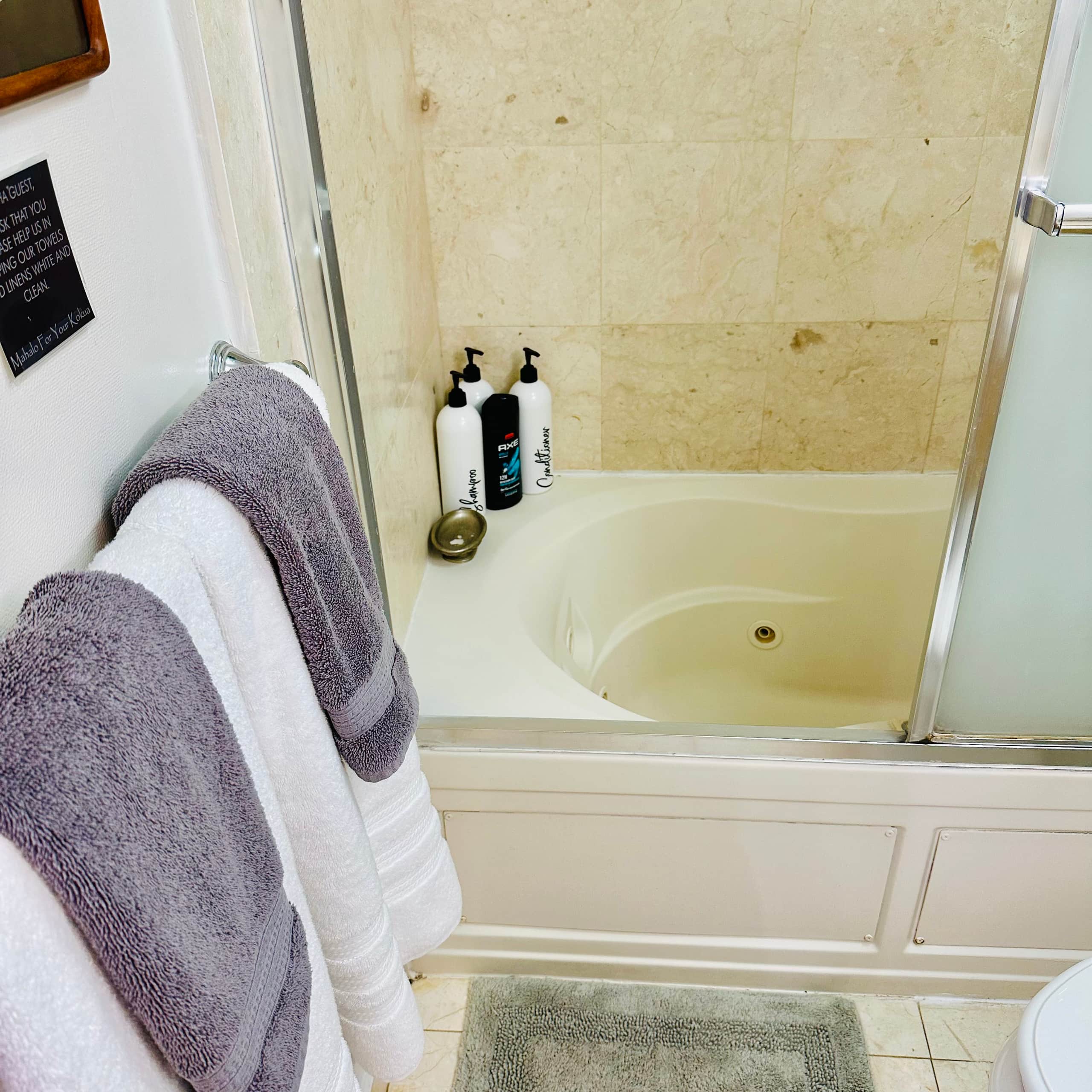 Condo in Honolulu · ★4.75 · 2 bedrooms · 3 beds · 1 private bath - Image 24