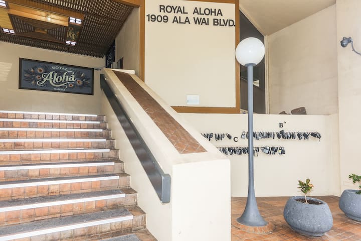 アロハロハ Spacious 2BR w/Free Parking,Walk to Waikiki Beach! - Condominiums