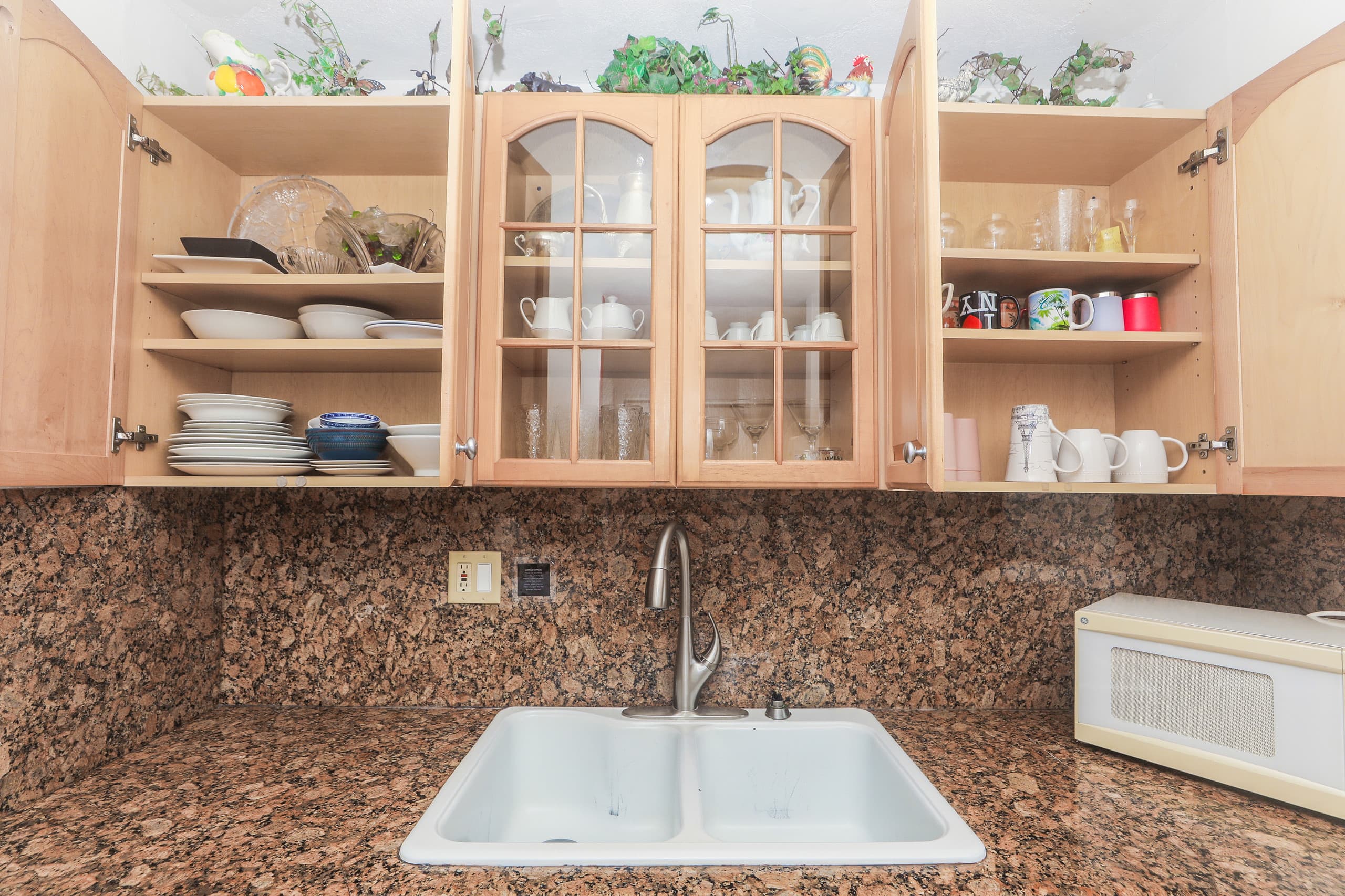 Condo in Honolulu · ★4.75 · 2 bedrooms · 3 beds · 1 private bath - Image 9