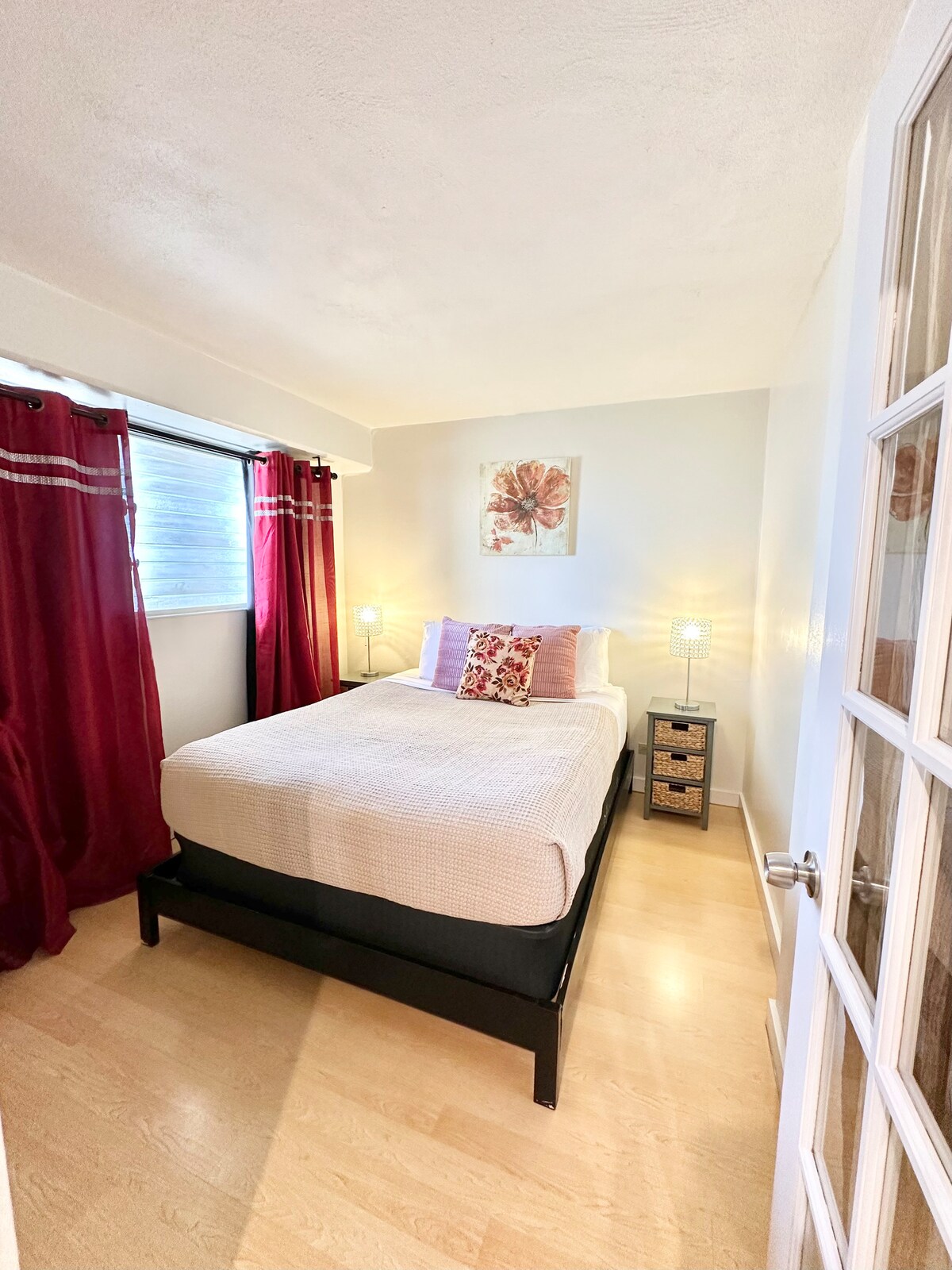 Spacious 2BR w/Free Parking,Walk to Waikiki Beach! - Condominiums